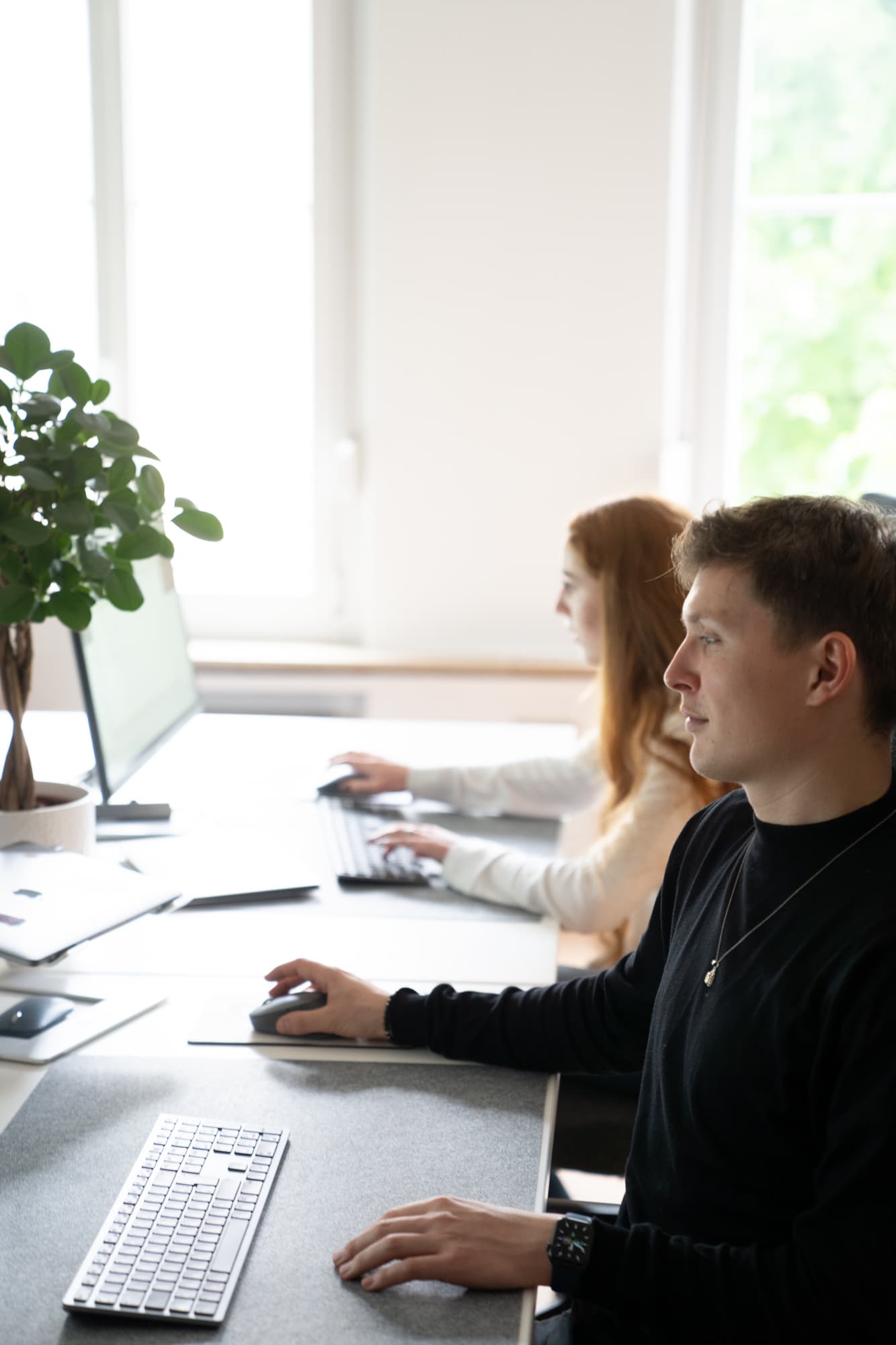 Felix und Judith bei der Arbeit